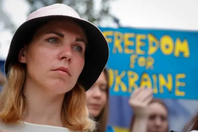 перед будівлею Європейської ради у Брюсселі відбувається акція на підтримку України