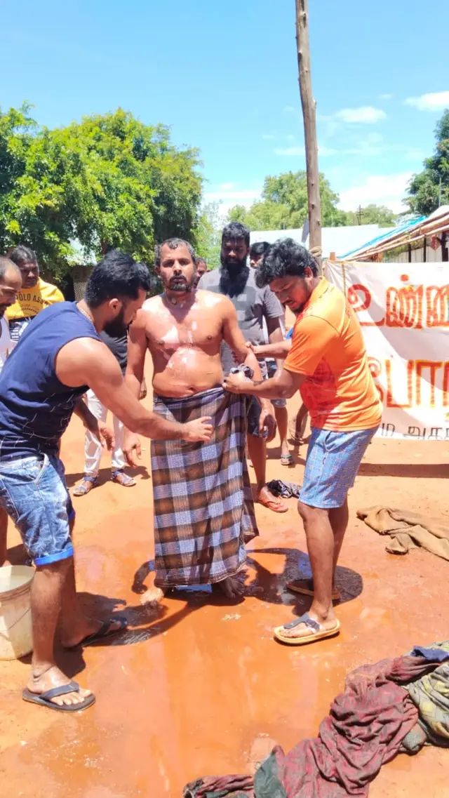 சிறப்பு முகாமில் போராட்டம்