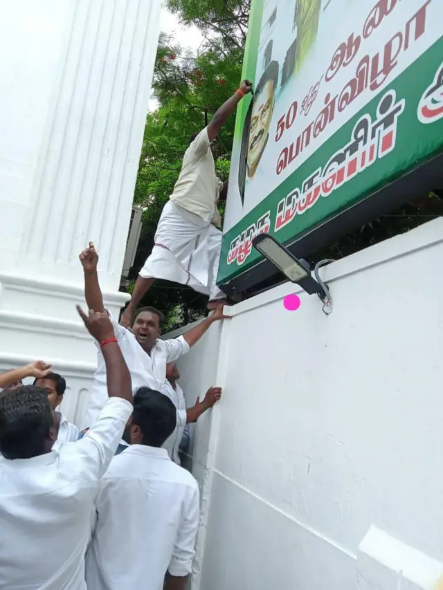 பன்னீர் செலவம் பேனர் கிழிப்பு