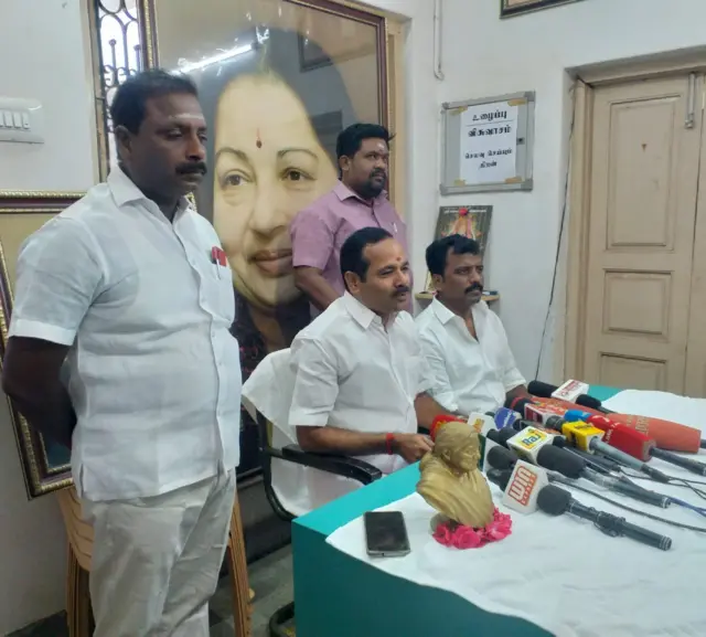 அதிமுக நெருக்கடி