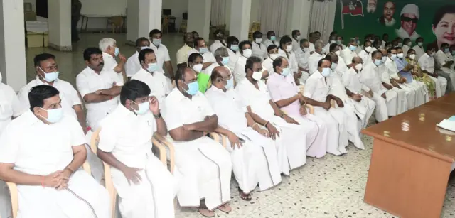 அதிமுக நிர்வாகிகள் கூட்டம்