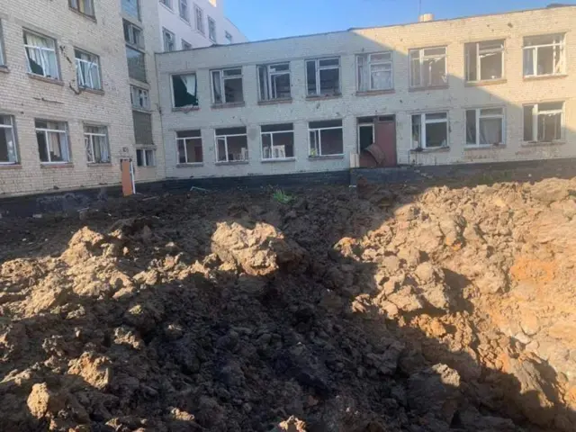 В результате ночного обстрела Харькова одна российская ракета взорвалась во дворе школы