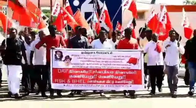 பெல் வளாகத்தில் செயல்பட்டு வரும் பள்ளியில் இந்தி திணிப்பு எனக்கூறி முற்றுகைப் போராட்டம்