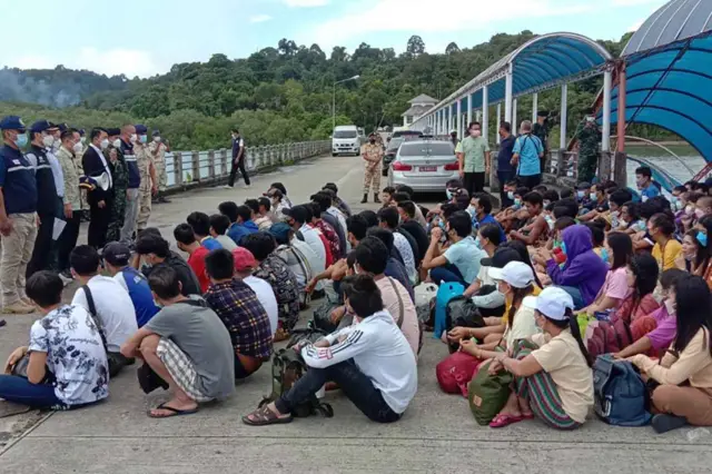 ရနောင်းကနေ ကော့သောင်းဘက်ဆီ ရေယာဉ် ၁၀ စင်း သုံးပြီး လူ ၁၆၀ ကျော်ကို ပြန်ပို့