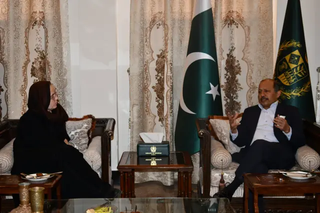 منصور احمدخان، سفیر پاکستان در کابل در گفتگو با جکی مارتنز، گزارشگر بیبیسی در جنوب آسیا