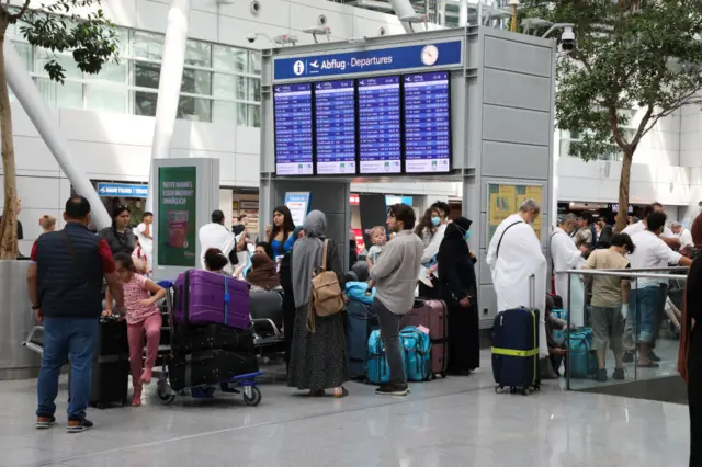 Düsseldorf Uluslararası Havalimanı'nda personel eksikliği nedeniyle uzun kuyruklar oluştu, iptaller yaşandı. 25 Haziran 2022