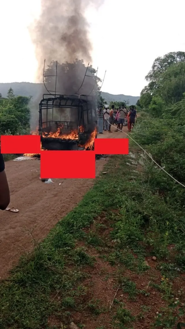 మంటల్లో కాలిపోయిన ఆటో