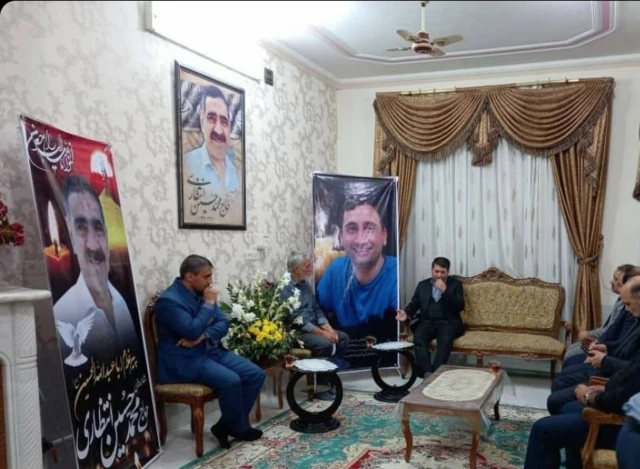 در شبکه‌های اجتماعی عکسی از حضور مهران فاطمی، استاندار یزد در منزل خانواده آقای ایوبی منتشر شده است