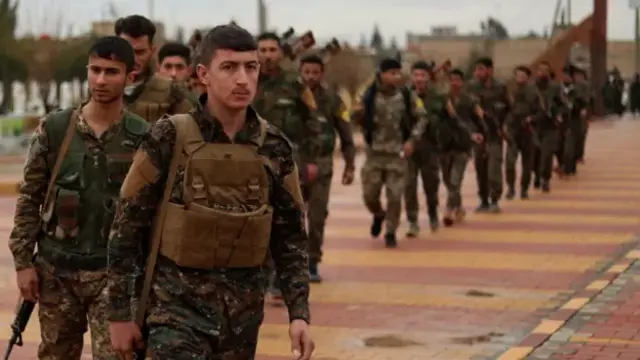 شبه‌نظامیان نیروهای دموکراتیک سوریه که بسیاری‌شان کرد هستند و از سوی آمریکا حمایت می‌شوند