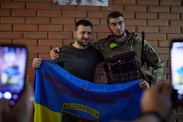 Зеленский фотографируется с военными