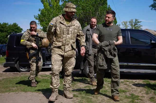 Зеленский общается с военными