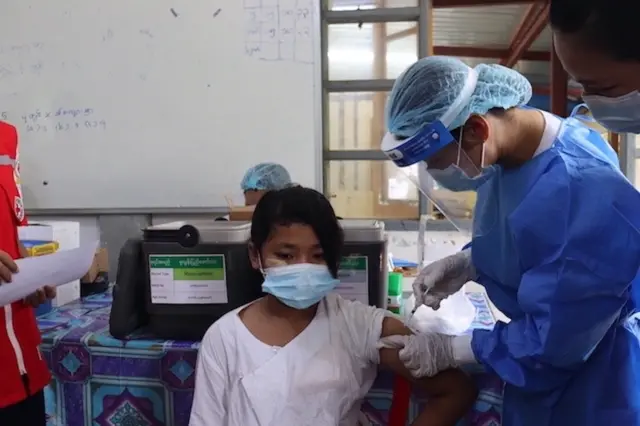 ရခိုင်မှာ ကျောင်းစတက်တဲ့ ကလေးတွေကို ကိုဗစ်ကာကွာ်ဆေးထိုးပေးနေ