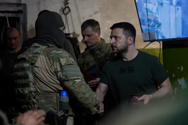 Зеленский общается с военными