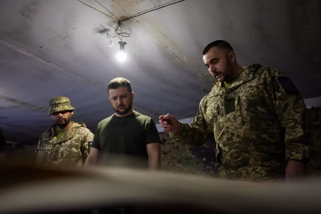 Зеленский общается с военными