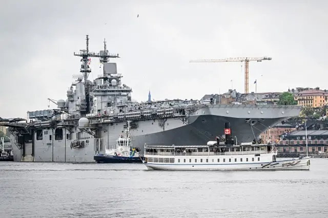 Десантный корабль класса Wasp USS Kearsarge у берегов Стокгольма