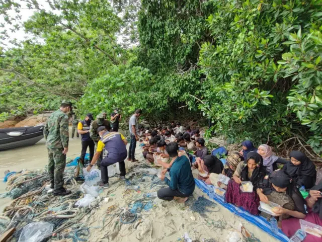 ကျွန်းပေါ်မှာ စွန့်ပစ်ခံခဲ့ရတဲ့အဲဒီရိုဟင်ဂျာတွေကို တွေ့ချိန်မှာ အာဟာရပြတ်လပ်နေပုံပေါ်တယ်လို့ ထိုင်းအာဏာပိုင်တွေက ပြောပါတယ်။