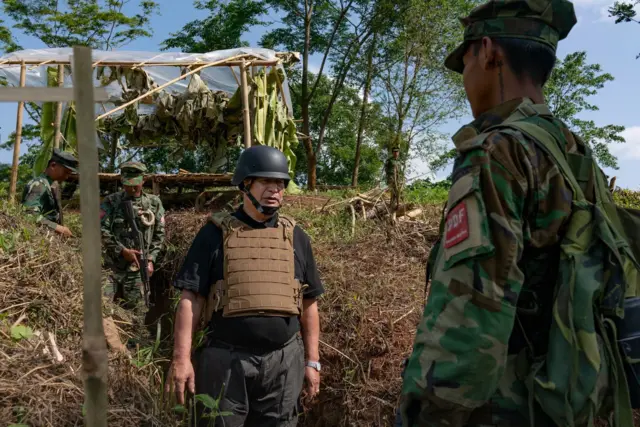 ပြည်သူ့ကာကွယ်ရေးတပ်ဖွဲ့(PDF) ဖွဲ့စည်းပြီး တနှစ်ကျော်အကြာမှာ NUG ယာယီသမ္မတကိုယ်တိုင် ရှေ့တန်းက PDF တပ်ဖွဲ့ဝင်တွေဆီ သွားခဲ့ပါတယ်။