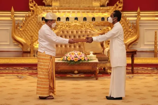 သီရိလင်္ကာသံအမတ် စစ်ကောင်စီဥက္ကဋ္ဌထံ သံအမတ်ခန့်အပ်လွှာပေး