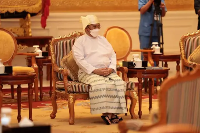 သီရိလင်္ကာသံအမတ်က သူ့ရဲ့သံအမတ်ခန့်အပ်လွှာကို စစ်ကောင်စီဥက္ကဋ္ဌထံ ပေးအပ်ပွဲမှာတွေ့ရတဲ့ နိုင်ငံခြားရေးဝန်ကြီး ဦးဝဏ္ဏမောင်လွင်