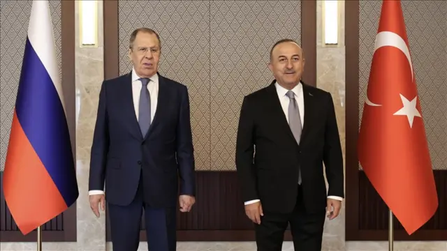 وزير الخارجية التركي مولود تشاووش أوغلو ونظيره الروسي سيرغي لافروف