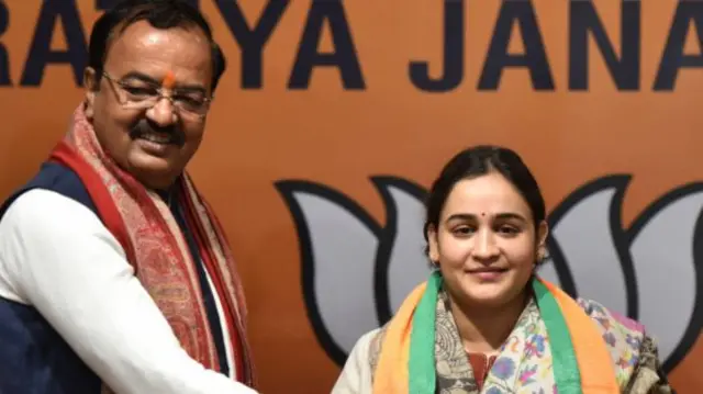 केपी मौर्य और अपर्णा यादव