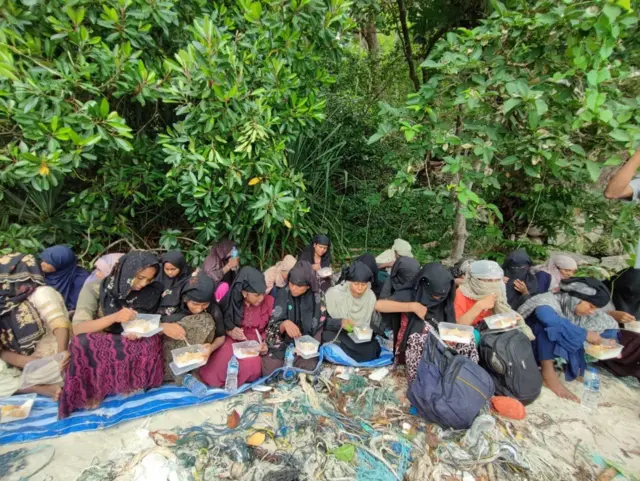 ပြီးခဲ့တဲ့ရက်ပိုင်းတုန်းက ခိုဒေါင်ကျွန်းပေါ်မှာ တွေ့ခဲ့တဲ့ရိုဟင်ဂျာတွေဟာ မလေးရှားကို သွားဖို့ ဦးတည်လာသူတွေဖြစ်ပြီး လူကုန်ကူးသူတွေရဲ့ စွန့်ပစ်တာခံခဲ့ရသူတွေဖြစ်ပါတယ်။