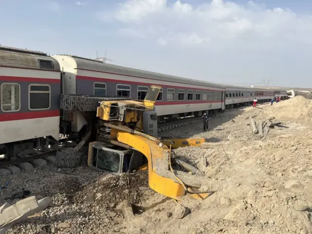 برخورد قطار با بیل مکانیکی