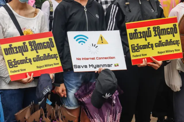 မြန်မာစစ်တပ်ဟာ ဒစ်ဂျစ်တယ်အမှောင်ခေတ်သွားဖို့ အားထုတ်နေတယ်ဆိုပြီး ကျွမ်းကျင်သူတွေက ပြောပါတယ်။