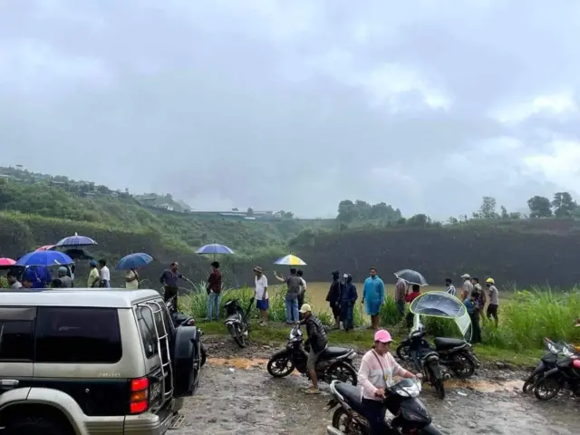 ဖားကန့်မှာ လူ ၃ ဦးပါတဲ့ အိမ်စီးကားတစ်စီး ရေကန်ထဲထိုးကျ