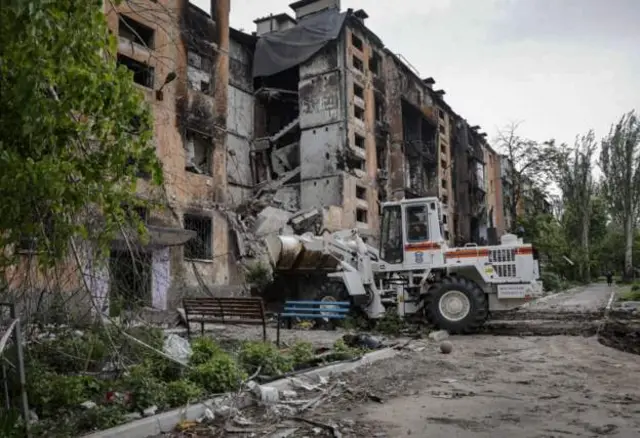 Majengo yaliyoharibiwa huko Mariupol yanaondolewa na Warusi wanaokalia eneo