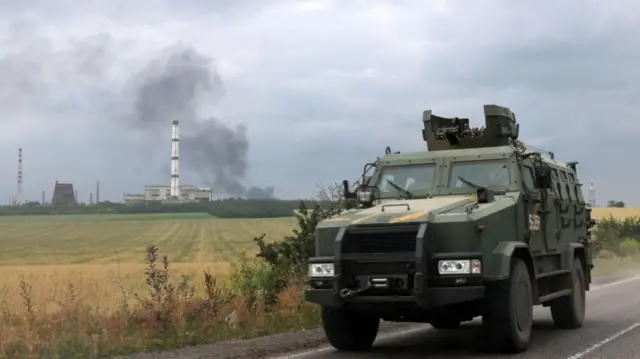 Украинская бронемашина у Лисичанского НПЗ