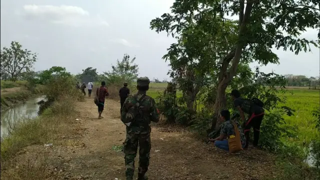 ပြီးခဲ့တဲ့မတ်လတုန်းက ညောင်လှမူးဆုံအနီးမှာ စစ်ကောင်စီတပ်ဖွဲ့ဝင်တွေရဲ့ ကားတွေကို တိုက်ခိုက်ဖို့ ပြင်နေကြတဲ့ ရေဦးကာကွယ်ရေးတပ်ဖွဲ့ဝင်တွေ