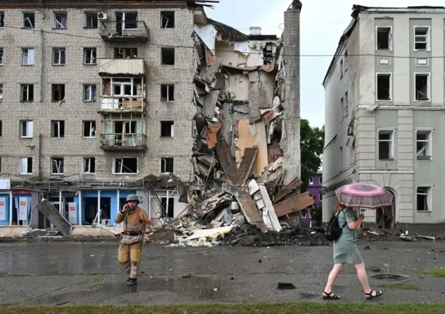 Разрушенная многоэтажка в Харькове