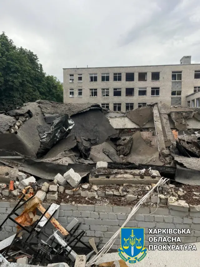 Разрушенное в результате обстрелов здание школы