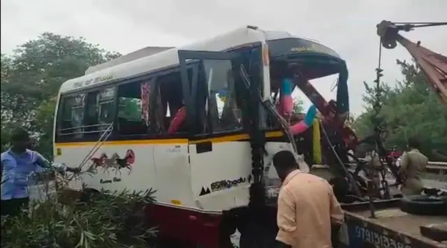 விபத்துக்குள்ளான வேன்