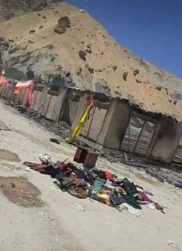 بازار مرکزی بلخاب که به گفته ساکنان محلی در پی سقوط این ولسوالی آتش زده شده است
