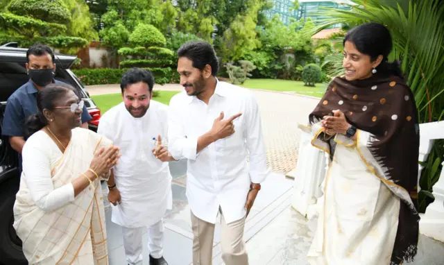 ద్రౌపది ముర్ముకు తన భార్య భారతీ రెడ్డిని పరిచయం చేస్తున్న ఏపీ సీఎం వైఎస్ జగన్మోహన్ రెడ్డి