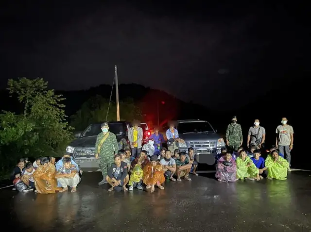 ပြီးခဲ့တဲ့ ၂ ရက်အတွင်း တရားမဝင် မြန်မာရွှေ့ပြောင်း ၁၀၀ ကျော်ကို ထိုင်းစစ်တပ်က ဖမ်းဆီးမိခဲ့ပါတယ်။