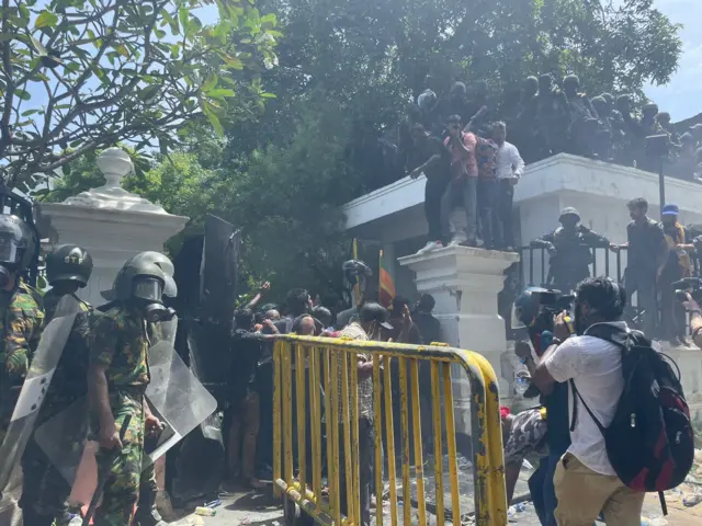 శ్రీలంక ప్రధానమంత్రి కార్యాలయాన్ని చుట్టుముట్టిన నిరసనకారులు