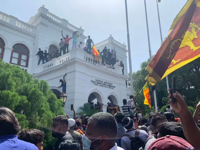 శ్రీలంక ప్రధానమంత్రి కార్యాలయం మీద నిరసనకారులు