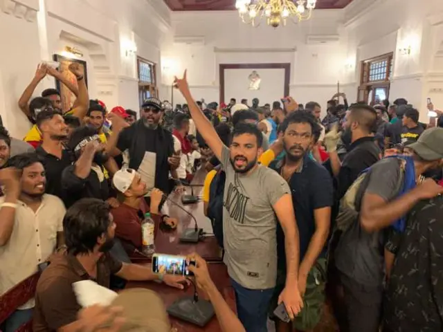 प्रधानमन्त्री कार्यालयभित्र प्रदर्शनकारी