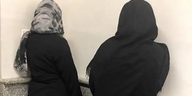 عکسی که روزنامه همشهری از دو زن بازداشت شده منتشر کرده است