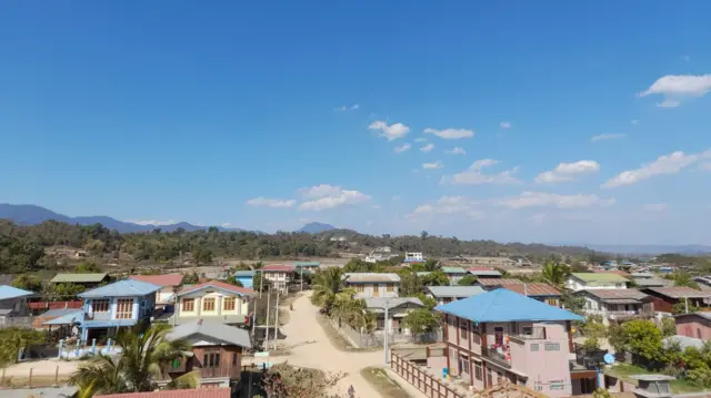 ညအချိန် လေယာဥ်ဖြတ်ပျံတာကြောင့် စိုးရိမ်ခဲ့ကြတယ်လို့ ဗန်းမောက်မြို့ခံတွေက ပြောပါတယ်။