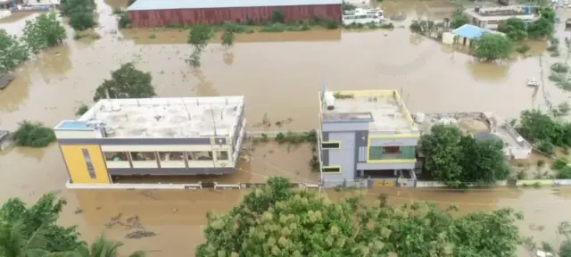 భద్రాచలం వద్ద ప్రమాదకర స్థాయిలో గోదావరి నదిలో వరదనీటి ప్రవాహం
