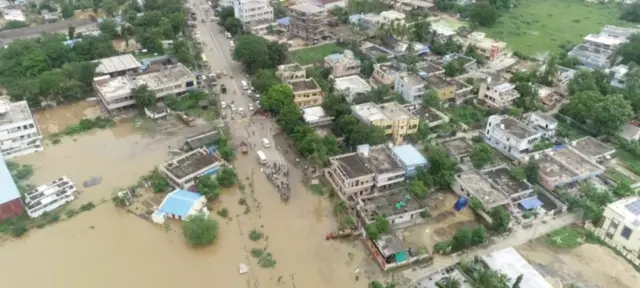 భద్రాచలం వద్ద ప్రమాదకర స్థాయిలో గోదావరి నదిలో వరదనీటి ప్రవాహం