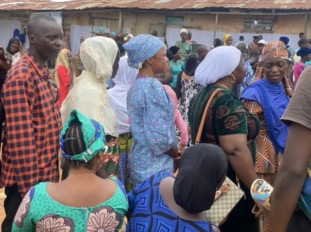 Voters dey queue for osun election for Olorunda local goment area