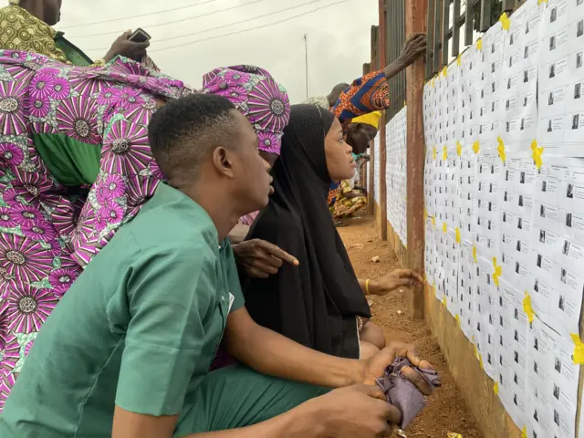 Voters dey check for dia name