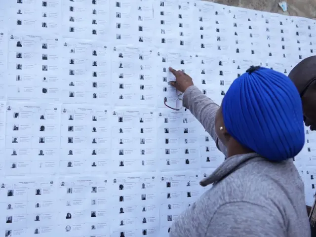 Woman dey check her name of Inec voters list for Osun election