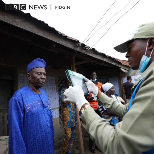 Inec official dey use di BVAS to capture data of pesin wey one vote