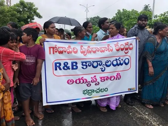 భద్రాచలంలో ఆందోళనకు దిగిన వరద బాధితులు